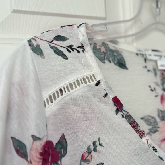 In Every Story Floral Twist-front Linen Blend Tee 0X - Picture 5 of 11